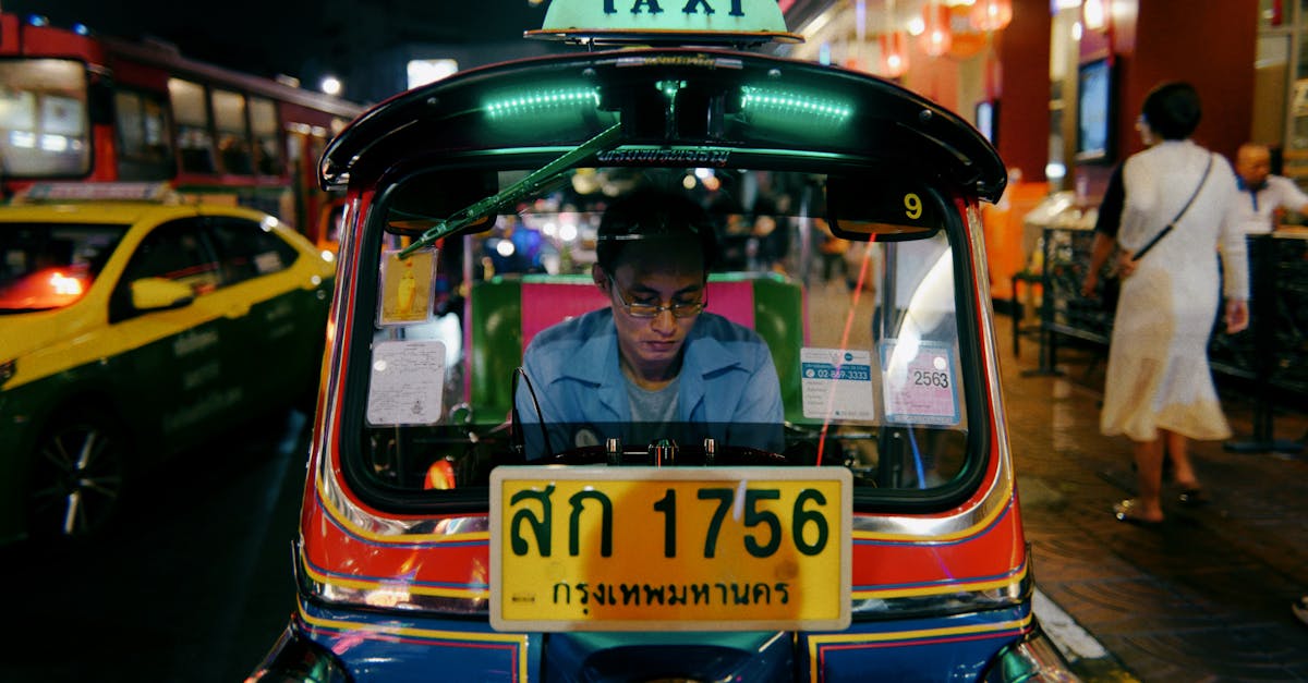 découvrez tout sur les taxis électriques : fonctionnement, avantages écologiques, coûts, innovations technologiques et impact sur la mobilité urbaine. optez pour un transport propre et moderne!