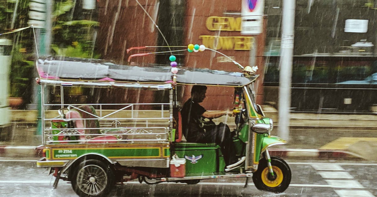 découvrez tout sur le taxi moto : un moyen de transport rapide, pratique et économique en ville. avantages, fonctionnement, conseils pour choisir le meilleur service de moto-taxi en france.