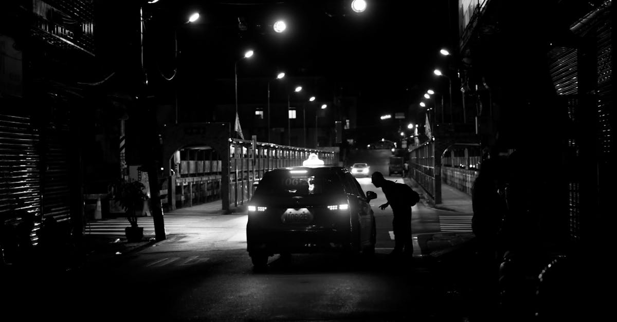 découvrez les tensions et dilemmes d'un chauffeur de taxi confronté à un conflit intense, explorant les défis professionnels et personnels dans ce récit captivant.