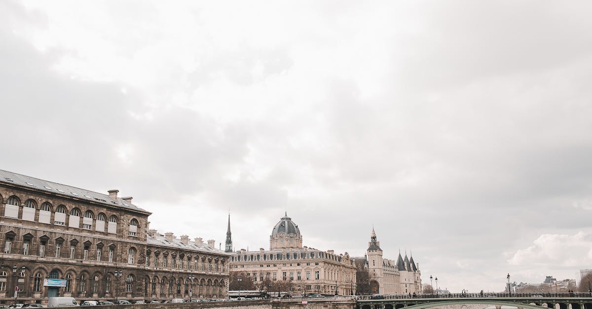 découvrez l'histoire fascinante des taxis à paris, de leurs débuts à leur évolution moderne, et leur rôle essentiel dans le transport parisien.