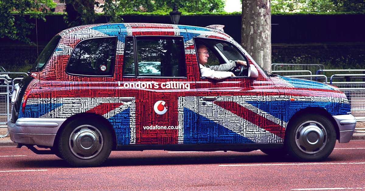 découvrez nos conseils essentiels pour prendre un taxi à l'étranger en toute sécurité et éviter les arnaques lors de vos voyages.