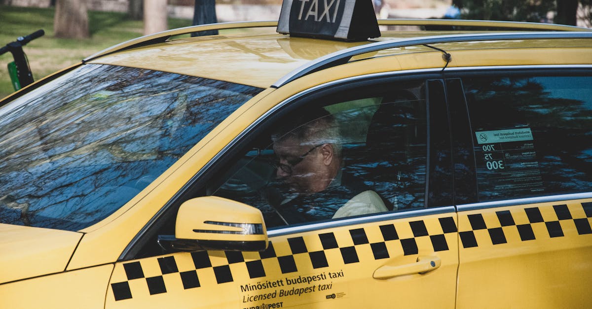 découvrez comment les conditions météorologiques influencent le service de taxi, affectant la disponibilité, les tarifs et les temps d'attente.