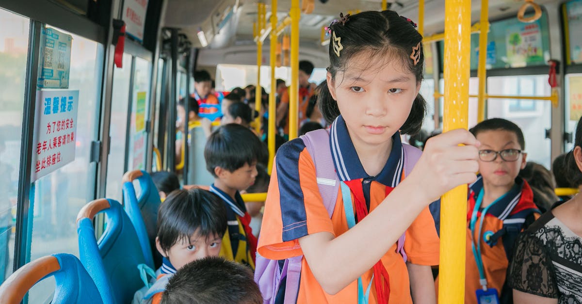 découvrez les obligations légales et responsabilités liées au transport scolaire pour assurer la sécurité et le bien-être des élèves.